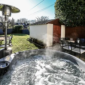 https://garden-apartment-with-hot-tub.tophotelsbath.com