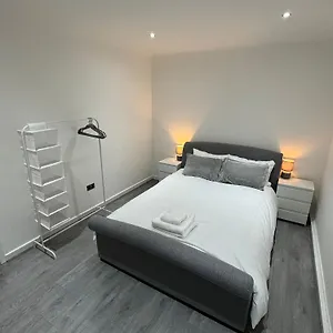 luxuryhomes-2bed-apartment-sleeps-4-close-to-tram-station.hotelsin-chester.com/